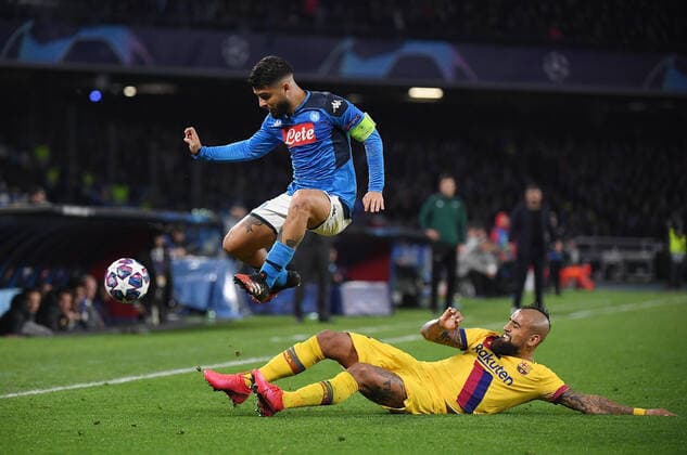 Sport Bilder des Tages FUSSBALL CHAMPIONS LEAGUE SAISON 2019 2020 ACHTELFINAL HINSPIEL in MAiland SSC Neapel - FC Barcelona, Barca 25.02.2020 Lorenzo Insigne (Mitte, SSC Neapel) gegen Arturo Vidal (Boden, Barca) 