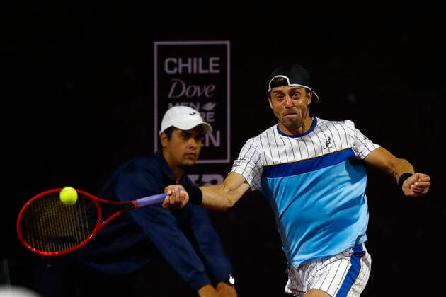 Tenis, Chile Dove MenCare Open ATP, Tennis Herren 250 de Santiago. El tenista Paolo Lorenzi de Italia regresa la bola a Alejandro Tabilo de Chile durante el ATP 250 Chile Dove MenCare Open Santiago, Chile. 25 02 2020 Felipe Zanca Photosport ATP 250 de Santiago 2020, Alejandro Tabilo vs Paolo Lorenzi