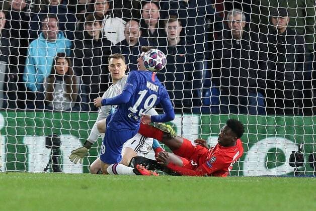 l-r: im Zweikampf, Aktion, mit Manuel Neuer 1 (FC Bayern Muenchen), Mason Mount 19 (FC Chelsea), Alphonso Davies 19 (FC Bayern Muenchen), FC Chelsea vs. FC Bayern Muenchen, Fussball, Achtelfinale, Champions League, 25.02.2020 London London England