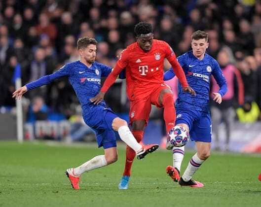 25.02.2020, Fussball UEFA Champions League 2019 2020, Achtelfinale, FC Chelsea London - FC Bayern München, im Stadion an der Stamford Bridge in London. v.li: Jorginho (FC Chelsea London), Alphonso Davies (FC Bayern München), Mason Mount (FC Chelsea London).