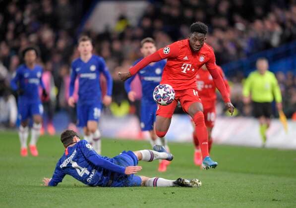25.02.2020, Fussball UEFA Champions League 2019 2020, Achtelfinale, FC Chelsea London - FC Bayern München, im Stadion an der Stamford Bridge in London. v.li: Andreas Christensen (FC Chelsea London) gegen Alphonso Davies (FC Bayern München).