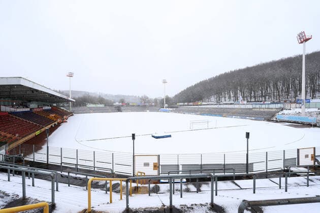 Fußball, Stadiongeschichte Sportfreunde Siegen Winter im Siegerland, dass Leimbachstadion, Heimstaette der Sportfreunde Siegen, der Rasen ist mit Schnee bedeckt, dass Heimspiel am kommenden Freitag gegen den TuS Ennepetal wurde bereits abgesagt Winter im Siegerland am 26.02.2020 in Siegen Deutschland.