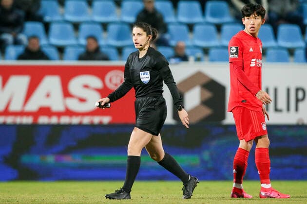 Chemnitz, 24.02.2020, Stadion - An der Gellertstraße, Fußball, Herren, 3. Liga, 25. Spieltag , Chemnitzer FC - FC Bayern München II , Im Bild v.l.: Schiedsrichter Riem Hussein und Woo-Yeong Jeong (21, Bayern II) ,