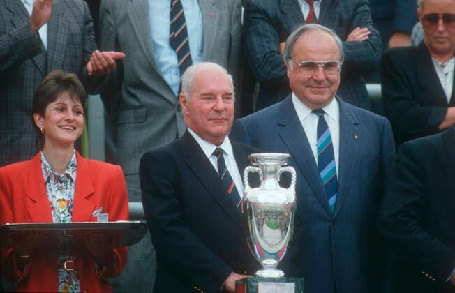 Fußball, EM Finale 1988 in München, Niederlande - Sowjetunion 2:0 Fussball EM 1988 in Deutschland: Finale: Niederlande - Sowetunion 2:0 25.06.1988 in München. UEFA Präsident Jacques Georges (Mitte) und Bundeskanzler Helmut Kohl mit dem Pokal.