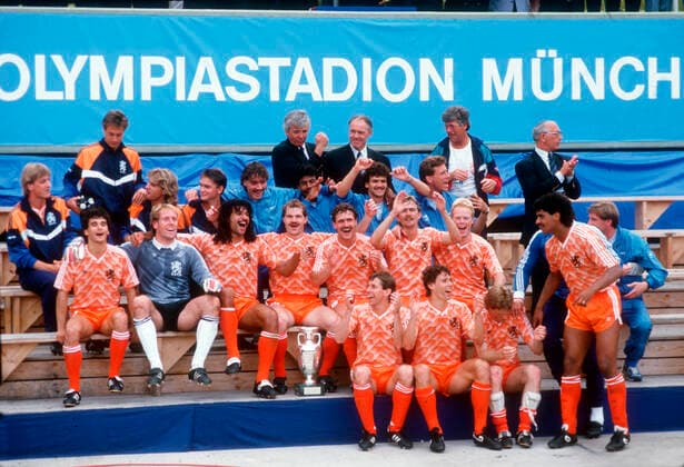 Fußball, EM Finale 1988 in München, Niederlande - Sowjetunion 2:0 Fussball EM 1988 in Deutschland: Finale: Niederlande - Sowetunion 2:0 25.06.1988 in München. Mannschaft Niederlande mit Pokal.