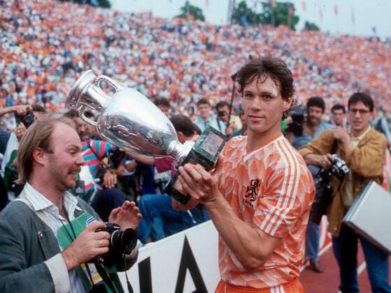 Fussball EM 1988 in Deutschland: Finale: Niederlande - Sowetunion 2:0 25.06.1988 in München. Marco van Basten (NL) mit Pokal auf der Ehrenrunde.