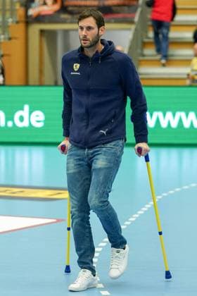 Uwe Gensheimer (RNL, 3) an Krücken, der Spieler fällt mit einer Verletzung am Sprunggelenk aus, verletzt, Verletzung, Verletzungspause, Action, Aktion, Spielszene, Freisteller, Ganzkörper, Einzelbild, 26.02.2020, Mannheim (Deutschland), Handball, EHF-Pokal, Rhein-Neckar Löwen - Liberbank Cuenca
