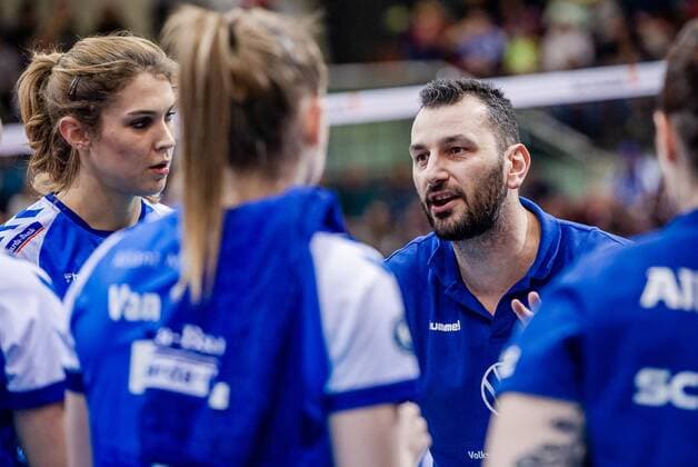 Giannis Athanasopoulos (Trainer Allianz MTV Stuttgart) ; 1. Bundesliga Frauen Volleyball: ALLIANZ MTV Stuttgart - VFB 91 Suhl am 26.02.2020 in Stuttgart (SCHARRena), Baden-Wuerttemberg, Deutschland beim Spiel Allianz MTV Stuttgart - VFB 91 Suhl. Stuttgart. 26.02.20 Volleyball , Stuttgart Baden Wuerttemberg Deutschland