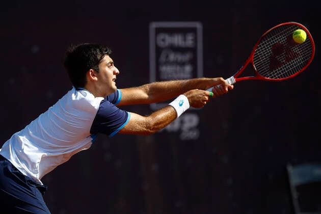 Tenis, Chile Dove MenCare Open ATP, Tennis Herren 250 de Santiago. El tenista Tomas Barrios de Chile regresa la bola a Hugo Dellien de Bolivia durante el ATP 250 Chile Dove MenCare Open Santiago, Chile. 26 02 2020 Felipe Zanca Photosport ATP 250 de Santiago 2020, Tomas Barrios vs Hugo Dellien