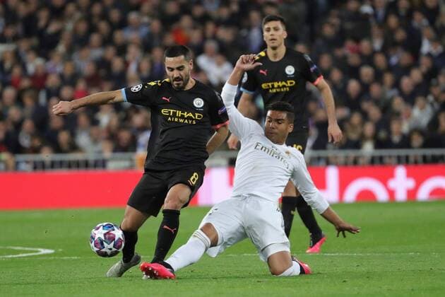 Real Madrid s Casemiro (R) in action against Manchester City s Ilkay Gundogan (L) during the first leg of the UEFA Champions League round of 16 soccer match between Real Madrid and Manchester City at Santiago Bernabeu stadium in Madrid, Spain, 26 February 2020. Real Madrid vs Manchester City !ACHTUNG: NUR REDAKTIONELLE NUTZUNG!  Copyright: xJuanjoxMartinx GRAF7358 20200226-637183498370469807