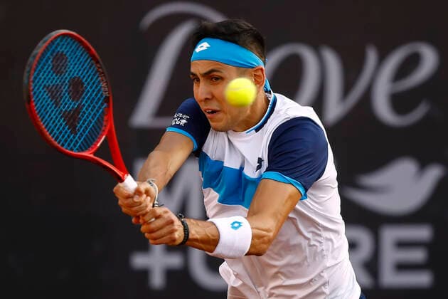 Tenis, Chile Dove MenCare Open ATP, Tennis Herren 250 de Santiago. El tenista Alejandro Tabilo de Chile regresa la bola a Casper Ruud de Noruega durante el ATP 250 Chile Dove MenCare Open Santiago, Chile. 26 02 2020 Felipe Zanca Photosport ATP 250 de Santiago 2020, Alejandro Tabilo vs Casper Ruud