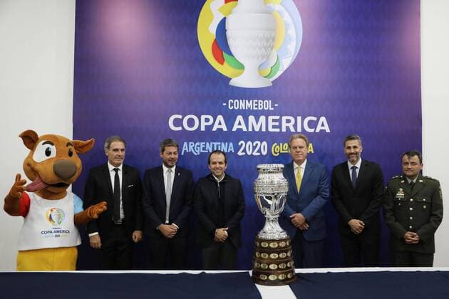 (Left to right) The mascot of the Copa America 2020; the former captain of the Argentine soccer team Oscar Ruggeri; the Minister of Sports of Colombia; the President of the Colombian Football Federation Ramon, Jesurun (3r); former captain of the Colombian national soccer team Mario Yepes (2r) and the director of Conmebol Security for Colombia, General Luis Humberto Poveda (1r) pose next to the Copa America trophy during the press conference, PK, Pressekonferenz on the launch of the Copa America 2020 in Bogota, Colombia, 26 February 2020. EFE Carlos Ortega Launch of the Copa America 2020 in Bogota !ACHTUNG: NUR REDAKTIONELLE NUTZUNG!  Copyright: xCarlosxOrtegax AME8322 20200227-637183625412761023