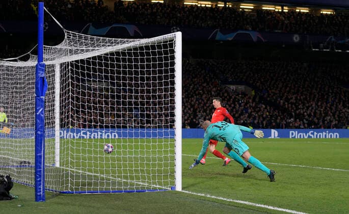 25.02.2020, Fussball UEFA Champions League 2019 2020, Achtelfinale, FC Chelsea London - FC Bayern München, im Stadion an der Stamford Bridge in London. Torschuss zum 3:0 von Robert Lewandowski (FC Bayern München). Torwart Willy Caballero (FC Chelsea London) ohne Chance.