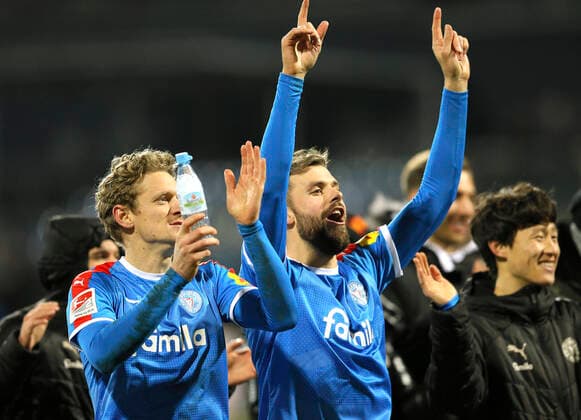 Foto : Jubel nach dem Schlußpfiff und eine Ehrenrunde der Kieler Spieler , hier Johannes van den Bergh und rechts Stefan THESKER Fussball 2. Liga am Mo. 10.02.2020 Holstein Kiel - FC St. Pauli 2 - 1