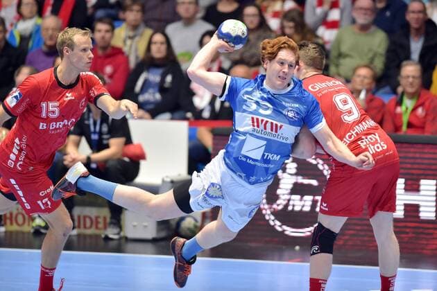 Lukas Stutzke (Bergischer HC) beim Wurf; Tobias Reichmann (MT Melsungen) (R), Dimitri Ignatow (MT Melsungen) (L) , GER, MT Melsungen - Bergischer HC, Handball, 1. Bundesliga Maenner, 27.02.2020, GER, MT Melsungen - Bergischer HC, Handball, 1. Liga Maenner, 27.02.2020 Kassel Copyright: xSippel xEibner-Pressefotox EP_rsl