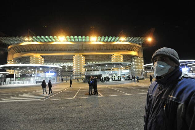 Sport Themen der Woche KW09 Sport Bilder des Tages IPP20200227 Football - soccer: UEFA Europa League 2019 2020, Inter Mailand - Ludogorez Rasgrad, un tifoso con la mascherina protettiva all esterno dello stadio Giuseppe Meazza San Siro (Verwendung nur in Deutschland - GERMANY ONLY) *** IPP20200227 Football soccer UEFA Europa League 2019 2020, Inter Milan Ludogorez Rasgrad, un tifoso con la mascherina protettiva all esterno dello stadio Giuseppe Meazza San Siro Use only in Germany GERMANY ONLY 