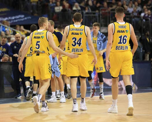 GER, Turkish Airlines EuroLeague, ALBA ERLIN vs. Efes Istanbul 27.02.2020, Mercedes Benz Arena, Berlin, GER, Turkish Airlines EuroLeague, ALBA ERLIN vs. Efes Istanbul, im Bild 5 , Tyler Cavanaugh (ALBA Berlin 34), Kresimir Nikic (ALBA Berlin 16)