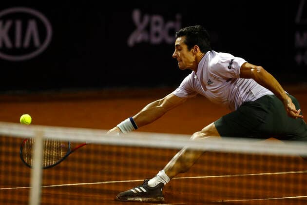 Tenis, Chile Dove MenCare Open ATP, Tennis Herren 250 de Santiago. El tenista Christian Gar’n de Chile regresa la bola a Alejandro Davidovichen de Espana durante el ATP 250 Chile Dove MenCare Open Santiago, Chile. 27 02 2020 Felipe Zanca Photosport ATP 250 de Santiago 2020, Christian Garin vs Alejandro Davidovichen