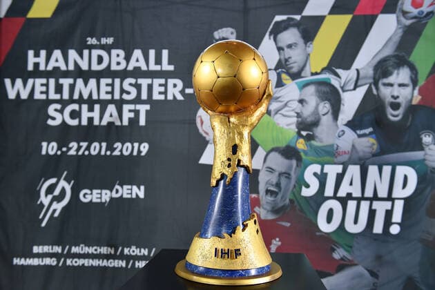 Deutschland bekommt den Zuschlag fuer die Handball WM 2025 und 2027. Archivfoto: Feature,Randmotiv,allgemein: IHF WM Pokal,Cup,Trophaee vor einem Plakat der Handball WM 2019.Sachaufnahme. Pressekonferenz 50 Tage bis zur Handball-WM 2019 am 21.11.2018 in Muenchen. Â *** Germany is awarded the contract for the Handball WM 2025 and 2027 Archive Photo Feature,border motif,general IHF WM Cup,Cup,Trophy in front of a poster of the Handball WM 2019 Photograph of facts Press conference 50 days until the Handball WM 2019 on 21 11 2018 in Munich Â