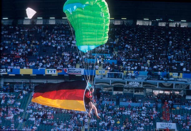 Fußball, EM Finale 1992 in Göteborg, Dänemark - Deutschland 2:0 EM 92 Finale Dänemark - Deutschland 2:0 26.06.1992 Göteborg. Fallschirmspringer mit Deutsche Flagge schwebt ins Ullievi Stadion