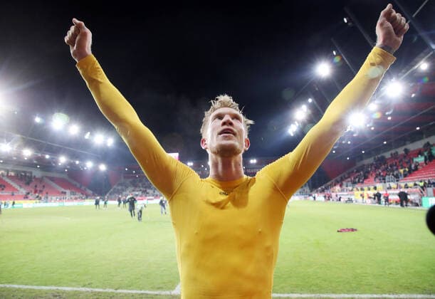 Regensburg - Dresden Fussball 2.Bundesliga Regensburg, 28.02.2020, Arena Regensburg, Fussball, 2.Bundesliga, 24.Spieltag , SSV Jahn Regensburg vs. SG Dynamo Dresden 1:2 (0:0), Im Bild; Dresdner Jubel nach Spielschluß. Simon Makienok (13, Dresden) schoß den Siegtreffer. , Gemäß den Vorgaben der DFL Deutsche Fußball Liga ist es untersagt, in dem Stadion und oder vom Spiel angefertigte Fotoaufnahmen in Form von Sequenzbildern und oder videoähnlichen Fotostrecken zu verwerten bzw. verwerten zu lassen. ,
