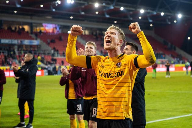 28.02.2020, Fussball, GER, Saison, 2019 2020, 2.Bundesliga, 24. Spieltag, SSV Jahn Regensburg - Dynamo Dresden Schlussjubel von Simon Makienok Christoffersen vor den mitgereisten Fans DFL REGULATIONS PROHIBIT ANY USE OF PHOTOGRAPHS AS IMAGE SEQUENCES AND OR QUASI-VIDEO.
