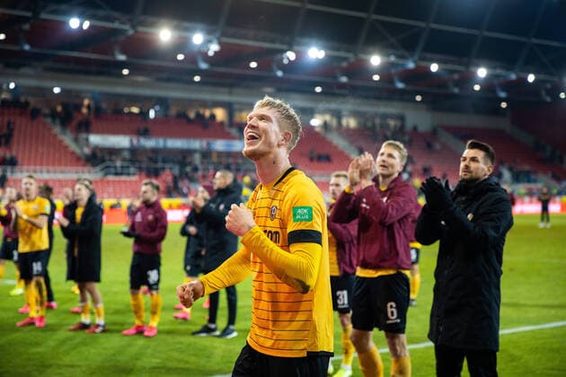 28.02.2020, Fussball, GER, Saison, 2019 2020, 2.Bundesliga, 24. Spieltag, SSV Jahn Regensburg - Dynamo Dresden Schlussjubel von Simon Makienok Christoffersen vor den mitgereisten Fans DFL REGULATIONS PROHIBIT ANY USE OF PHOTOGRAPHS AS IMAGE SEQUENCES AND OR QUASI-VIDEO.