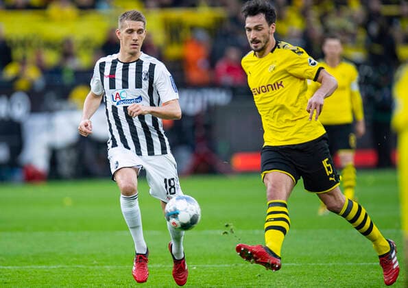 Fußball: 1. Bundesliga, Saison 2019 2020, 24. Spieltag, Borussia Dortmund - SC Freiburg am 29.02.2020 im Signal Iduna Park in Dortmund (Nordrhein-Westfalen). Nils PETERSEN (SC Freiburg) im Zweikampf mit Mats HUMMELS (Borussia Dortmund) ganze Figur, DFL REGULATIONS PROHIBIT ANY USE OF PHOTOGRAPHS AS IMAGE SEQUENCES AND OR QUASI-VIDEO. *** Football 1 Bundesliga, Season 2019 2020, 24 Matchday, Borussia Dortmund SC Freiburg on 29 02 2020 at Signal Iduna Park in Dortmund Nordrhein Westfalen Nils PETERSEN SC Freiburg in duel with Mats HUMMELS Borussia Dortmund full figure, DFL REGULATIONS PROHIBIT ANY USE OF PHOTOGRAPHS AS IMAGE SEQUENCES AND OR QUASI VIDEO Copyright: xChristopherxNeundorf Kirchner-Mediax