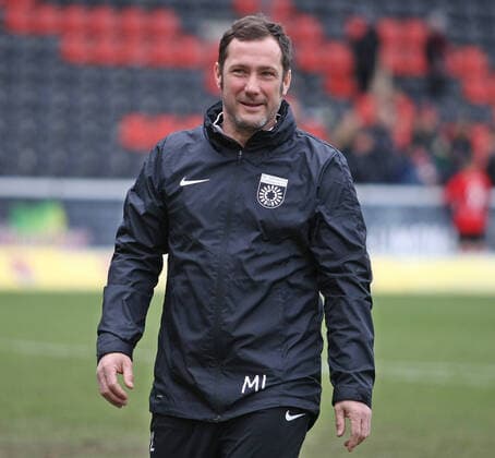 29.02.2020, xmohx, Fussball 3.Liga, SG Sonnenhof Großaspach - Hallescher FC emspor, v.l. Co-Trainer Markus Lang (SG Sonnenhof Großaspach) feiert mit den Fans seinen Geburtstag und den Sieg (DFL DFB REGULATIONS PROHIBIT ANY USE OF PHOTOGRAPHS as IMAGE SEQUENCES and or QUASI-VIDEO) Großaspach