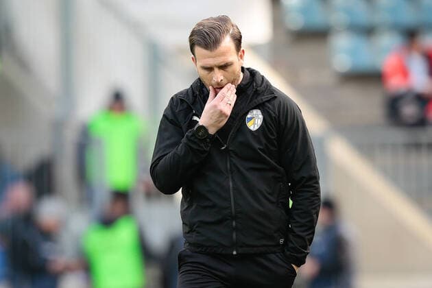 29.02.2020, xtgx, Fussball 3. Liga, 1.FC Magdeburg - FC Carl Zeiss Jena, v.l. Rene Klingbeil (Jena, Teamchef) enttaeuscht, schaut enttaeuscht, niedergeschlagen, disappointed (DFL DFB REGULATIONS PROHIBIT ANY USE OF PHOTOGRAPHS as IMAGE SEQUENCES and or QUASI-VIDEO) Magdeburg