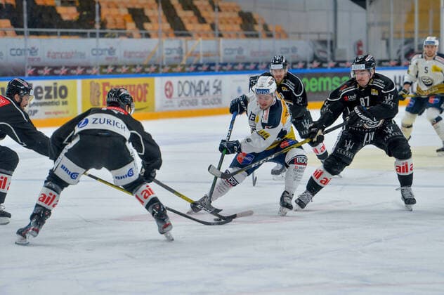 29.02.2020, Lugano, Corner Arena, Ice hockey, Eishockey NL: HC Lugano - HC Ambri-Piotta, 13 Marco Müller (Ambri) against 87 Dario Bürgler (Lugano) Lugano Corner Arena Tessin Switzerland Copyright: xJustPictures.ch AndreaxBrancax