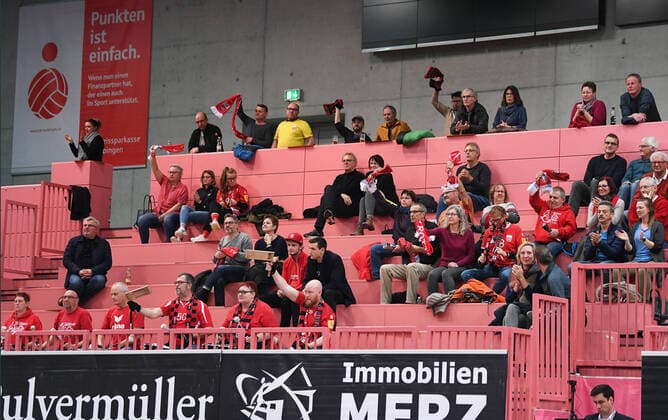 Volleyball 1. Bundesliga Saison 2019 2020 TV Rottenburg - VfB Friedrichshafen 29.02.2020 Teilweise leere Raenge in der Paul Horn Arena *** Volleyball 1 Bundesliga Season 2019 2020 TV Rottenburg VfB Friedrichshafen 29 02 2020 Partially empty courts in the Paul Horn Arena