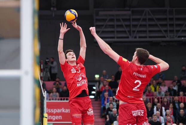 Volleyball 1. Bundesliga Saison 2019 2020 TV Rottenburg - VfB Friedrichshafen 29.02.2020 Leon Dervisaj (li, TV Rottenburg) und Mitchel Penning (re, TV Rottenburg) *** Volleyball 1 Bundesliga season 2019 2020 TV Rottenburg VfB Friedrichshafen 29 02 2020 Leon Dervisaj li, TV Rottenburg and Mitchel Penning re, TV Rottenburg