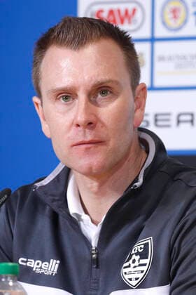 29.02.2020, Eintracht Stadion, Braunschweig, Ligaspiel, 3. Liga, Eintracht Braunschweig vs KFC Uerdingen 05, im Bild Daniel Steuernagel (Trainer, Uerdingen) bei der Pressekonferenz nach dem Spiel (Wichtiger Hinweis: Der DFB untersagt die Verwendung von Sequenzbildern im Internet und in Online-Medien waehrend des Spiels (einschließlich Halbzeit). Sperrfrist! Der DFB erlaubt die Publikation und Weiterverwertung der Bilder auf mobilfunkfaehigen Endgeraeten (insbesondere MMS) und ueber DVB-H und DMB erst nach Spielende.) Eintracht Braunschweig vs KFC Uerdingen 05