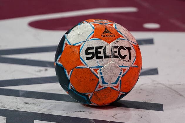 Ein Ball der Marke Select Ultimate liegt auf dem Hallenboden, offizieller Spielball, official Match Ball, Symbolfoto, Symbolbild, Symbol, 29.02.2020, Mannheim (Deutschland), Handball, Bundesliga, Rhein-Neckar Löwen - TSV Hannover-Burgdorf *** A Select Ultimate brand ball is lying on the hall floor, official match ball, official match ball, symbol photo, symbol image, symbol, 29 02 2020, Mannheim Germany , Handball, Bundesliga, Rhein Neckar Löwen TSV Hannover Burgdorf xozx