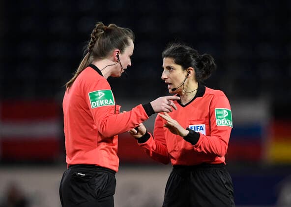 Assistentin Irina Stremel und Schiedsrichterin Riem Hussein beim nicht gegeben Tor, 1.FFC Turbine Potsdam - SGS Essen, Fußball, Frauen, Bundesliga, Saison 2019 2020, Potsdam, 28.02.2020, Deutschland, DFB DFL REGULATIONS PROHIBIT ANY USE OF PHOTOGRAPHS AS IMAGE SEQUENCES AND OR QUASI-VIDEO.