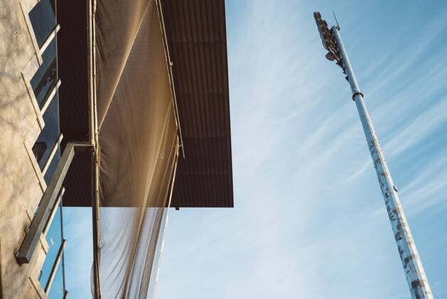 Ernst Abbe Sportfeld, Heimspielstätte des FC Carl Zeiss Jena, am Nachmittag des 28.2.2020 Blick auf den Fangzaun an Block A der Haupttribüne mit einem Flutlichtmasten rechts Ernst Abbe Sportfeld