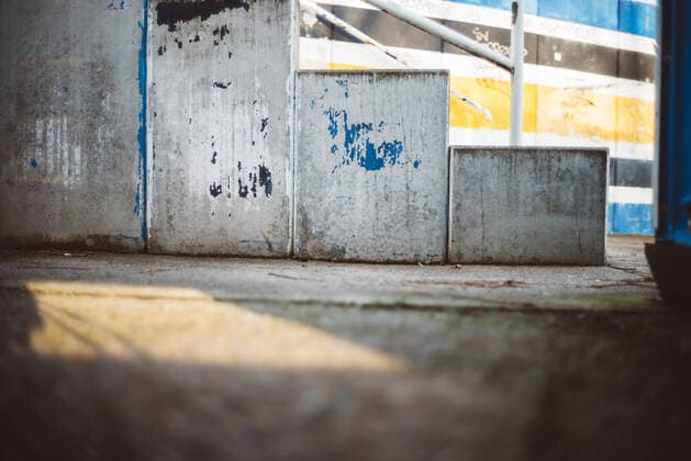 Ernst Abbe Sportfeld, Heimspielstätte des FC Carl Zeiss Jena, am Nachmittag des 28.2.2020 Blick auf die Rückseite von Block O, dem Auswärtsblock, angestrichen in den Vereinsfarben des FC Carl Zeiss Jena blau gelb und weiß. Ernst Abbe Sportfeld