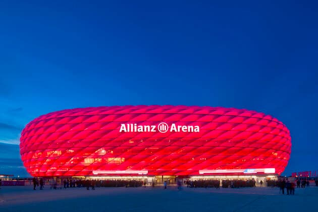 Zuschauer warten auf Einlass, illuminierte Allianz-Arena zur blauen Stunde, München, Bayern, Deutschland illuminierte Allianz-Arena
