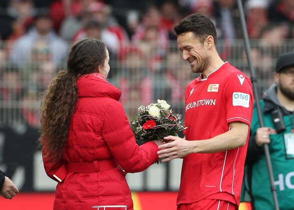 400. BL Spiel Ehrung Christian Gentner Fußball Fussball DFL Bundesliga Herren Saison 2019 2020 01.03.2020 1.FC Union Berlin FCU vs. VfL Wolfsburg WOB DFL regulations prohibit any use of photographs as image sequences and or quasi-video. *** 400 BL Game Honour Christian Gentner Sport Football Football DFL Bundesliga Men Season 2019 2020 01 03 2020 1 FC Union Berlin FCU vs VfL Wolfsburg WOB DFL regulations prohibit any use of photographs as image sequences and or quasi video