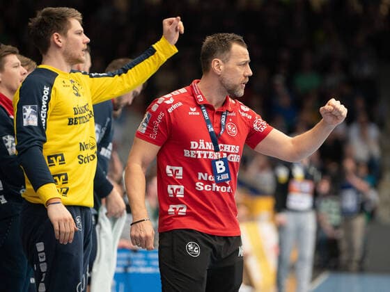 Maik Machulla (SG Flensburg-Handewitt Cheftrainer) mit Torbjorn Bergerud (SG Flensburg-Handewitt 30), Frisch Auf Göppingen vs. SG Flensburg-Handewitt, 1. Bundesliga, Handball, Herren, 01.03.2020 Frisch Auf Göppingen vs. SG Flensburg-Handewitt, 1. Bundesliga, Handball, Herren, 01.03.2020 Göppingen Copyright: xEibner-Pressefotox EP_mst