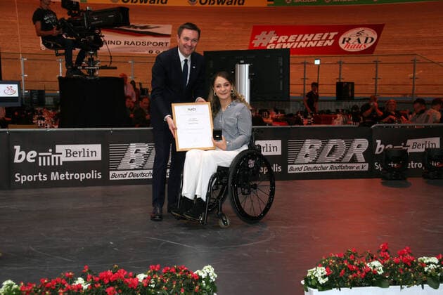 Sport Bilder des Tages David Lappartient, UCI Präsident, UCI Ehrenmedaillie für Kristina Vogel, Bahnrad Weltmeisterschaft 2020 Berlin, 26.02. - 01.03.2020, Tag 05, Berlin, Velodrom, Paul-Heyse-Straße 26, 10407 Berlin Prenzlauer Berg, 2020 Tracking Cycling World Championships, Berlin, GER
