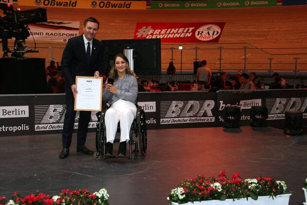 David Lappartient, UCI Präsident, UCI Ehrenmedaillie für Kristina Vogel, Bahnrad Weltmeisterschaft 2020 Berlin, 26.02. - 01.03.2020, Tag 05, Berlin, Velodrom, Paul-Heyse-Straße 26, 10407 Berlin Prenzlauer Berg, 2020 Tracking Cycling World Championships, Berlin, GER