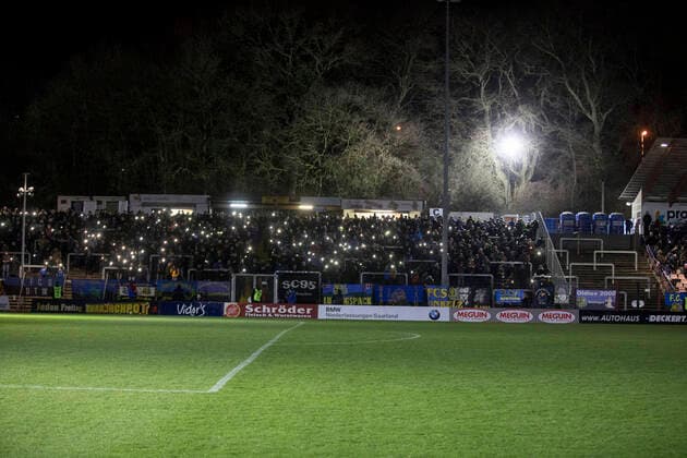 Fußball, Stadiongeschichte 1. FC Saarbrücken spielunterbrechunng nach dem das Flutlicht ausgefallen ist die Fans machen mit ihren Handy Licht beim Spiel in der Regionalliga Suedwest, 1. FC Saarbruecken - TSG Balingen. . 28.02.20 Fussball , Deutschland