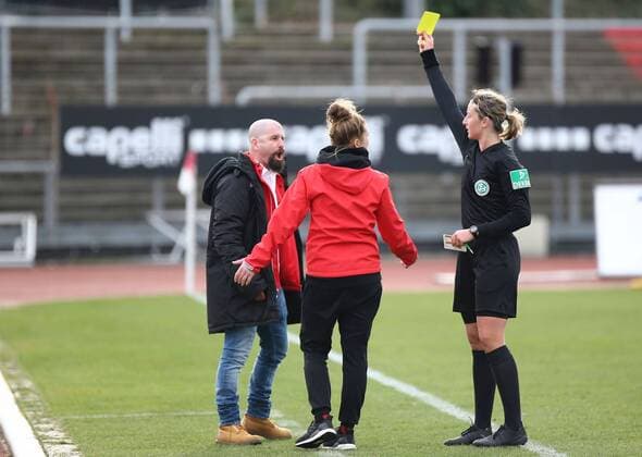 01.03.2020, xcex, GER, Koeln, Suedstadion, Frauenfussball, 1. Bundesliga, DIE LIGA, FLYERALARM Frauen-Bundesliga Saison 2019 2020 1. FC Koeln - 1. FFC Frankfurt Trainer Sascha Glass (FCK) sieht die gelbe Karte DFL regulations prohibit any use of photographs as image sequences and or quasi-video