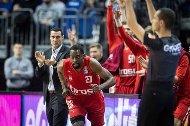 Basketball Berlin 01.03.2020 EasyCredit-BBL 1. Bundesliga Saison 2019 2020 Alba Berlin - Brose Bamberg Jordan Crawford (Bamberg, No.27) jubel Roel Moors (Bamberg, Trainer)