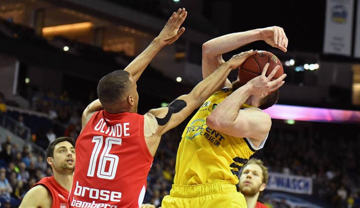 Tyler Cavanaugh (ALBA), mit Ball, links Louis Olinde (Bamberg), ALBA Berlin - Brose Bamberg Basketball, easy Credit BBL , Herren, Maenner, Männer, men, Saison 2019 2020 Berlin, 1.3..2020, Mercedes-Benz Arena