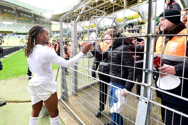 joie des joueurs du Losc en fin de match Renato Sanches (LOSC) allant donner son maillot a un supporte lillois FOOTBALL : Nantes vs Losc - Conforama Ligue1 - 01 03 2020 JBAutissier Panoramic 