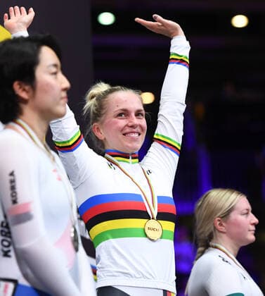 Siegerehrung: Siegerin Emma Hinze (GER) mit der Goldmedaille. 5. Wettkampftag: Keirin der Frauen Finale, Women s Keirin Final am 01.03.2020. Bahnrad Weltmeisterschaft 2020 in Berlin, Deutschland,