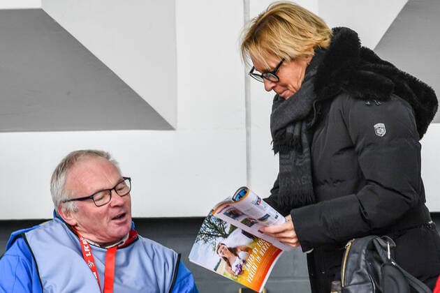 v.li.: Luc Calleeuw (Journalist), Martina Voss-Tecklenburg (Bundestrainerin Frauennationalmannschaft) im Publikum, unter den Zuschauern beim Studium einer Fachzeitschrift, 01.03.2020, Köln (Deutschland), Fussball, Flyeralarm Frauen-Bundesliga, 1. FC Köln - 1. FFC Frankfurt, DFB DFL REGULATIONS PROHIBIT ANY USE OF PHOTOGRAPHS AS IMAGE SEQUENCES AND OR QUASI-VIDEO.